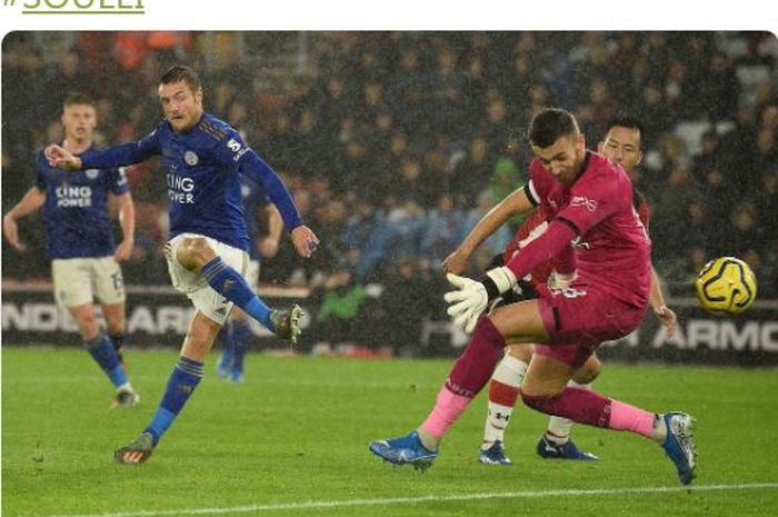 Striker Leicester City, Jamie Vardy, mencetak gol ke gawang Southampton dalam laga Liga Inggris di Stadion St. Mary's, Jumat (25/10/2019).