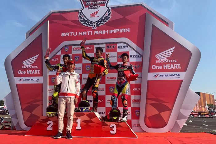 Pembalap Astra Honda Racing Team, Ahwin Sanjaya, berfoto dengan peserta balap Honda Dream Cup 2019 di Makassar, Sulawesi Selatan, Minggu (27/10/2019).