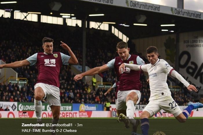 Winger Chelsea, Christian Pulisic, melepaskan sepakan kaki kiri ke gawang Burnley untuk membawa timnya unggul 1-0 di Stadion Turf Moor pada pertandingan pekan ke-10 Liga Inggris, Sabtu (26/10/2019).