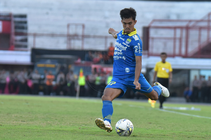 Bek sayap Persib Bandung, Zalnando, saat membela timnya melawan Persija Jakarta pada pekan ke-25 Liga 1 2019 di Stadion Kapten I Wayan Dipta, Bali, Senin (28/10/2019).