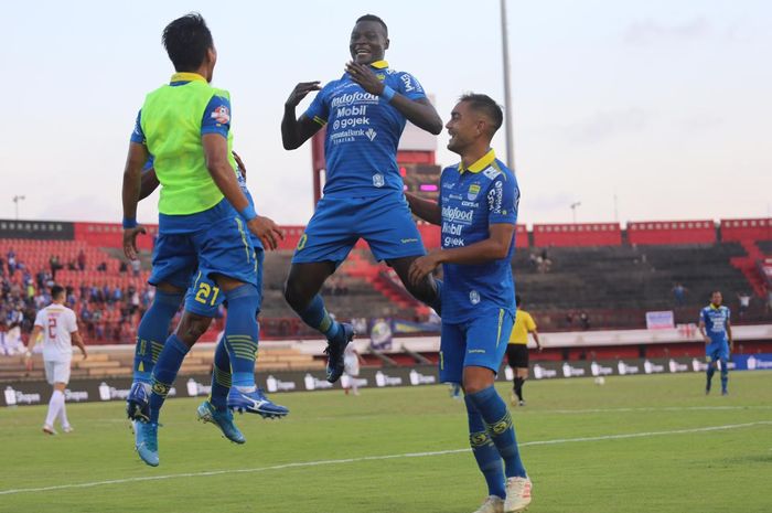 Penyerang Persib Bandung, Ezechiel N'Douassel (tengah), merayakan gol yang ia cetak ke gawang Persija Jakarta dalam laga pekan ke-26 Liga 1 2019 di Stadion Kapten I Wayan Dipta, Bali, Senin (28/10/2019).