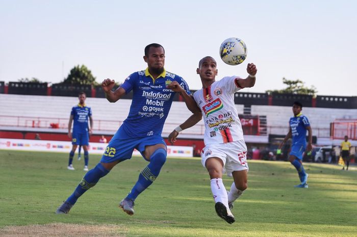 Pemain sayap Persija Jakarta, Riko Simanjuntak (kanan), dibayangi bek Persib Bandung, Supardi Nasir (kiri), dalam lanjutan Liga 1 2019 di Stadion Kapten I Wayan Dipta, Senin (28/10/2019).