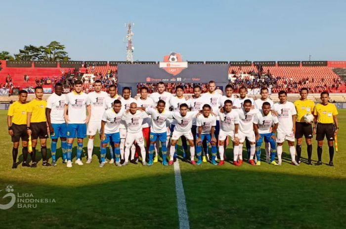 Pemain Persib Bandung dan Persija berfoto bersama dengan mengenakan kaus putih sebelum pertandingan pekan ke-25 Liga 1 2019 di Stadion Kapten I Wayan Dipta, Bali, Senin (28/10/2019).