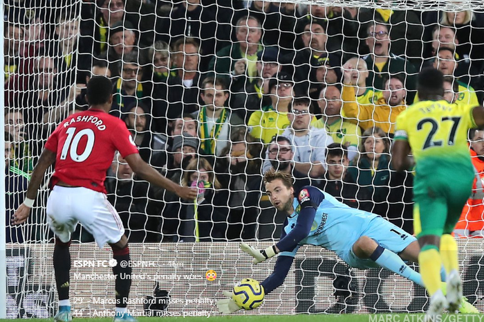 Dengan sigap kiper Norwich City, Tim Krul, menangkap bola sepakan penalti striker Manchester United, Marcus Rashford, pada laga Liga Inggris pekan ke-10, Ahad (27/10/2019) di Stadion Carrow Road.