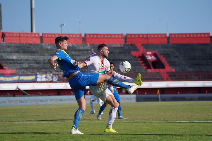 Penyerang Persija Jakarta, Marko Simic, ditempel ketat oleh bek Persib Bandung, Nick Kuipers, dalam lanjutan Liga 1 2019 di Stadion Kapten I Wayan Dipta, Gianyar, Bali, Senin (28/10/2019).