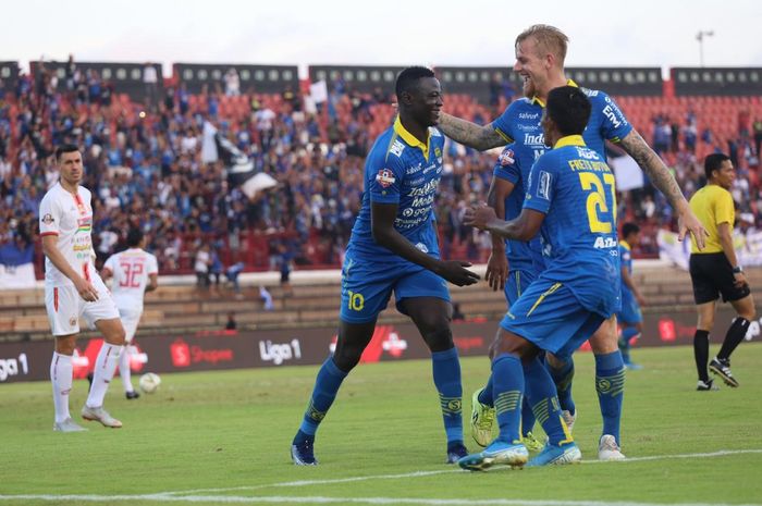 Para pemain Persib Bandung merayakan gol yang dicetak Ezechiel N'Douassel ke gawang Persija Jakarta dalam lanjutan Liga 1 2019 di Stadion Kapten I Wayan Dipta, Gianyar, Bali, Senin (28/10/2019).