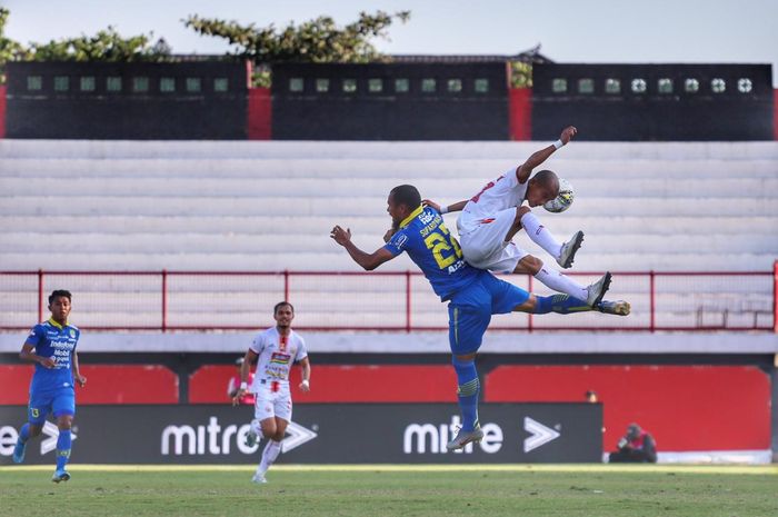 Pemain sayap Persija Jakarta, Riko Simanjuntak (kanan), berduel dengan bek Persib Bandung, Supardi Nasir (kiri), dalam lanjutan Liga 1 2019 di Stadion Kapten I Wayan Dipta, Senin (28/10/2019).