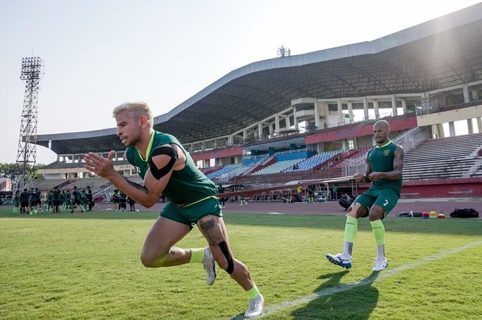 Diogo Campos berlatih tambahan bersama David Da Silva usai latihan rutin Persebaya di Stadion Gelora Delta Sidoarjo pada Sabtu (26/10/2019). 