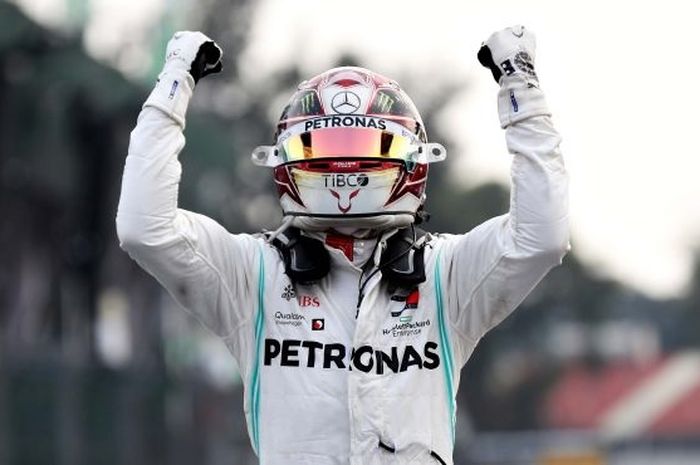 Pembalap Mercedes, Lewis Hamilton, bereaksi setelah memastikan kemenanagan F1 GP Meksiko 2019, Minggu (27/10/2019).