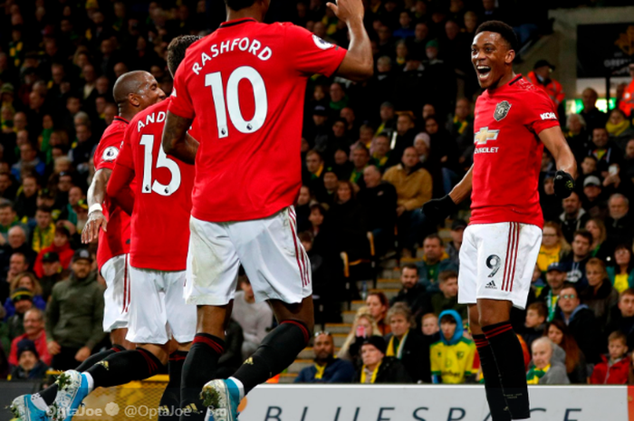 Striker Manchester United, Anthony Martial (kanan) merayakan gol ke gawang Norwich City pada laga Liga Inggris, Ahad (27/10/2019) di Stadion Carrow Road.