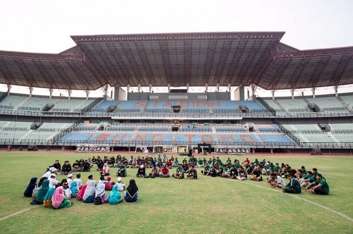 Persebaya Surabaya menggelar acara doa  bersama dengan anak-anak panti asuhan dan Bonek.