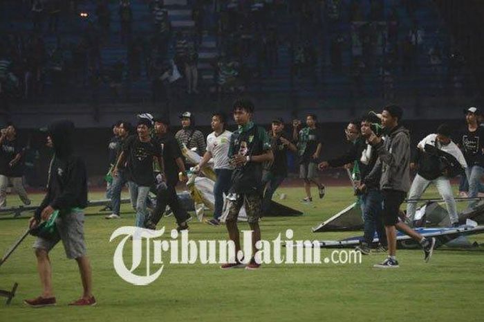 Oknum suporter Persebaya Surabaya, Bonek, memasuki lapangan dan merusak sejumlah fasilitas stadion usai timnya kalah dari PSS Sleman dengan skor 2-3 pada pekan ke-25 Liga 1 2019.