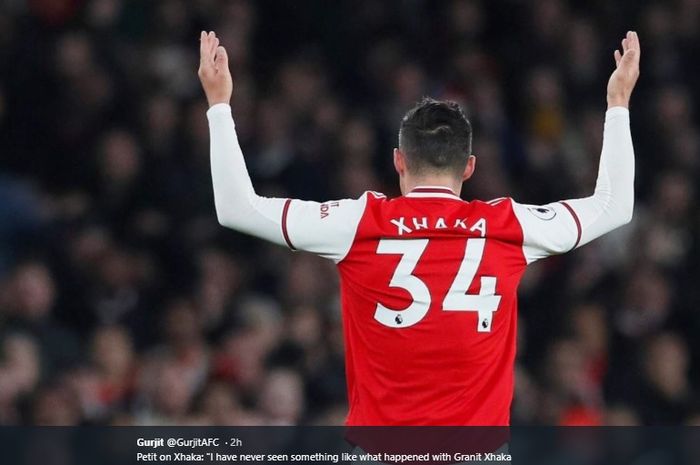 Gestur kapten Arsenal, Granit Xhaka, kepada para pendukung klub ketika pertandingan timnya melawan Crystal Palace pada pertandingan pekan ke-10 Liga Inggris.