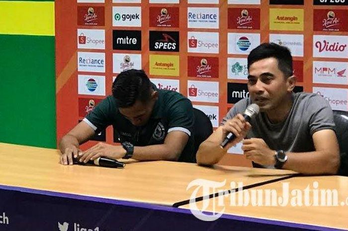 Pemain PSS Sleman, Asyraq Gufron (kiri), terlihat tertunduk sedih pascatimnya mengalahkan Persebaya Surabaya dengan skor 3-2 di Stadion Gelora Bung Tomo, Kota Surabaya pada Selasa (29/10/2019).