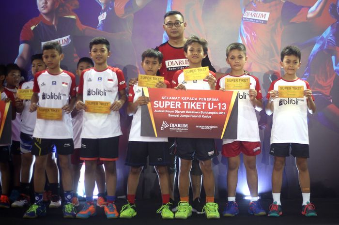 Peserta peraih Super Tiket U-13 Putra berpose bersama Imam Tohari pada rangkauan penutupan Audisi Umum 2019 Solo Raya, di GOR RM Said, Karanganyar, Jawa Tengah, Selasa (29/10/2019).