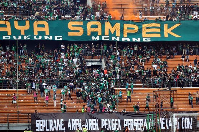 Suporter Persebaya Surabaya, Bonek Mania, yang berada di tribune utara mulai meninggalkan stadion setelah timnya kalah 1-3 pada babak pertama.