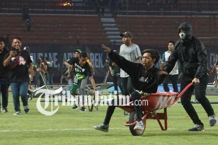 Oknum suporter Persebaya Surabaya, Bonek, memasuki lapangan dan merusak sejumlah fasilitas stadion usai timnya kalah dari PSS Sleman dengan skor 2-3 pada pekan ke-25 Liga 1 2019.