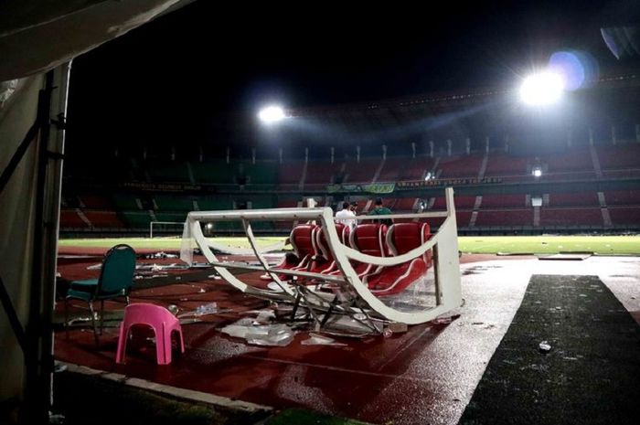 Stadion Gelora Bung Tomo, Surabaya, rusak parah setelah  laga Persebaya Surabaya Vs PSS Sleman, Selasa (29/10/2019).