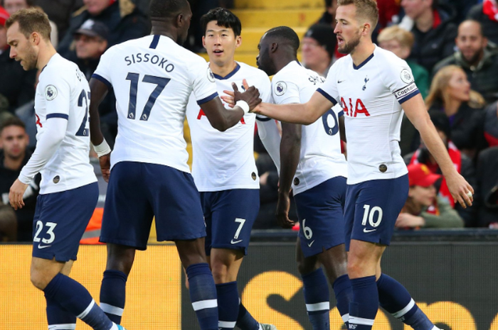 Harru Kane (Kanan) dan pemain Tottenham Hotspurs ketika sedang merayakan gol ke gawang Liverpool, Minggu (27/10/2019)