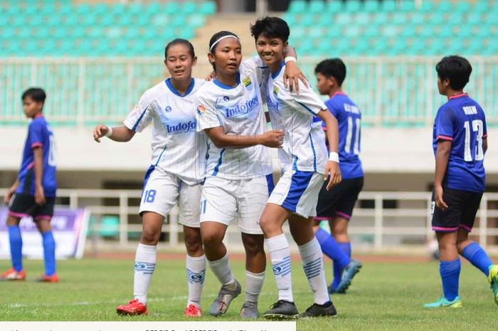 Para pemain Persib Putri merayakan gol dalam partai Liga 1 Putri 2019.