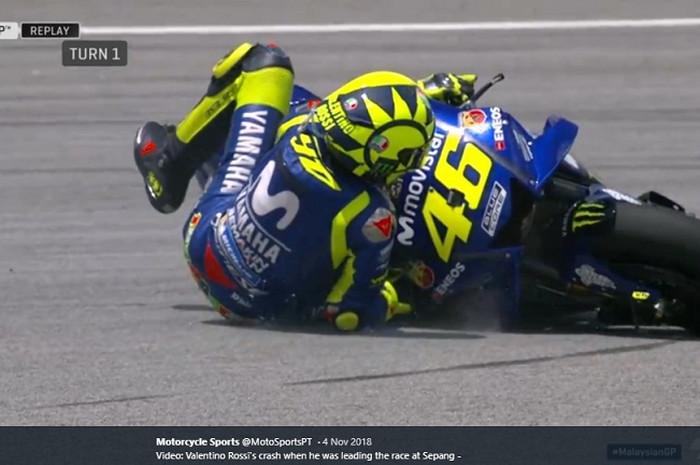 Pembalap Movistar Yamaha, Valentino Rossi, terjatuh ketika memimpin balapan MotoGP Malaysia di Sirkuit Sepang, 4 November 2019.