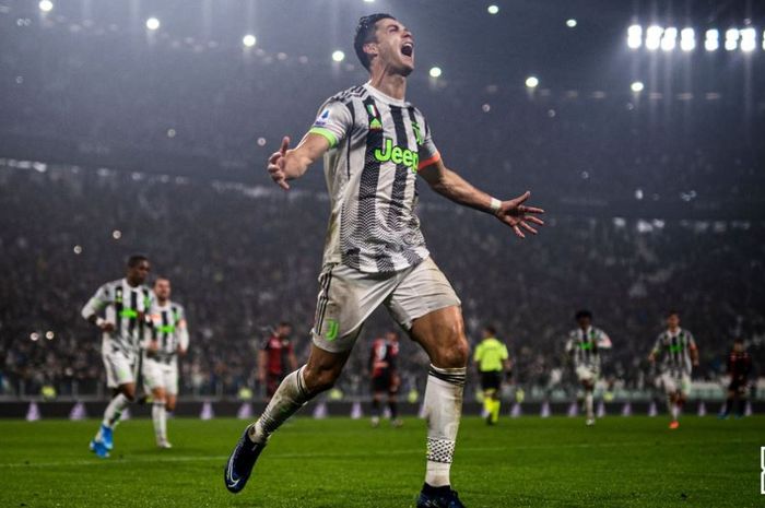 Megabintang Juventus, Cristiano Ronaldo, merayakan gol yang dicetak ke gawang Genoa dalam laga Liga Italia di Stadion Allianz, Rabu (30/10/2019).