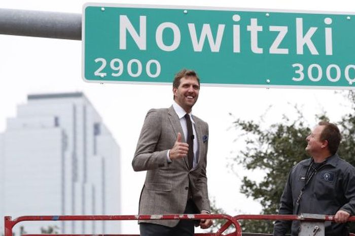 Eks pebasket Dallas Mavericks, Dirk Nowitzki, berpose di depan papan jalan dengan namanya di Kota Dallas, Texas, Amerika Serikat (AS).