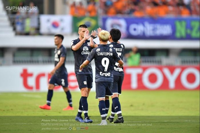 Alvaro Silva bersama pemain lain Suphanburi FC.