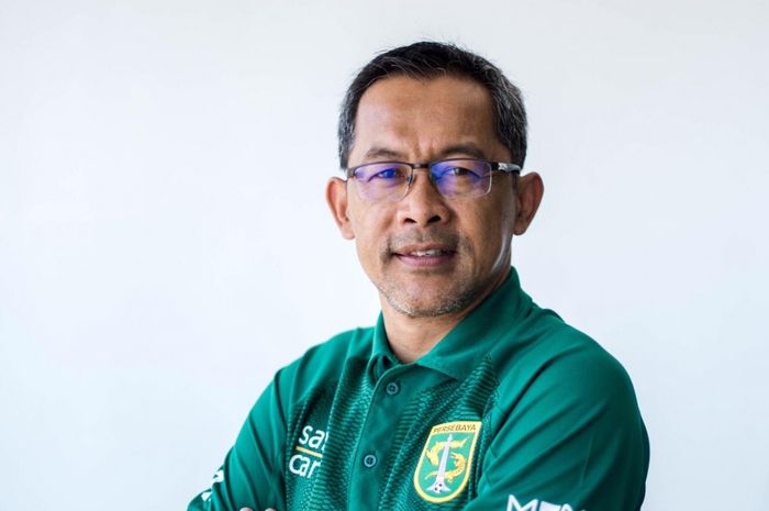 Aji Santoso resmi menjadi pelatih Persebaya di Shopee Liga 1 2019 sejak hari ini (31/10). Ia bakal membenahi mental dan fighting spirit pemain serta cara bermain skuad Persebaya. 