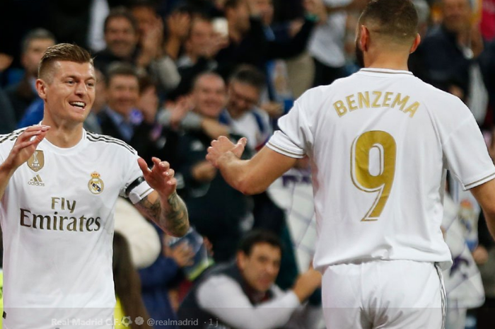 Gelandang pengatur serangan Real Madrid, Toni Kroos, merayakan gol yang ia ciptakan ke gawang Leganes bersama Karim Benzema dalam laga Liga Spanyol, Kamis (31/10/2019) di Stadion Santiago Bernabeu, Madrid.