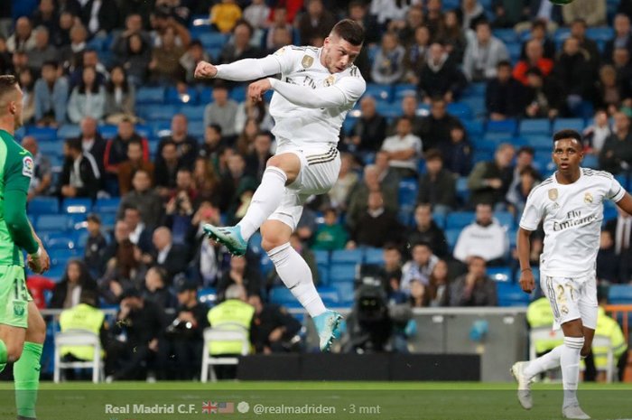 Striker Real Madrid, Luka Jovic, menyundul bola yang kemudian berbuah gol ke gawang Leganes pada lanjutan Liga Spanyol, Kamis (31/10/2019) di Stadion Santiago Bernabeu, Madrid.