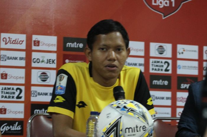 Pemain Bhayangkara FC, Adam Alis saat memberikan keterangan pers, Jumat (1/11/2019).