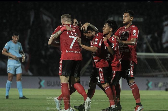 Pemain Bali United merayakan gol ke gawang Persela Lamongan dalam partai Liga 1 di Stadion Kapten I Wayan Dipta.