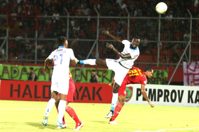 Penyerang Persib Bandung, Ezechiel N'Douassel (kedua dari kanan), berduel dengan bek Kalteng Putra, Abdul Rahman Abanda (paling kanan), dalam lanjutan Liga 1 2019 di Stadion Tuah Pahoe, Palangkaraya, Jumat (1/11/2019).