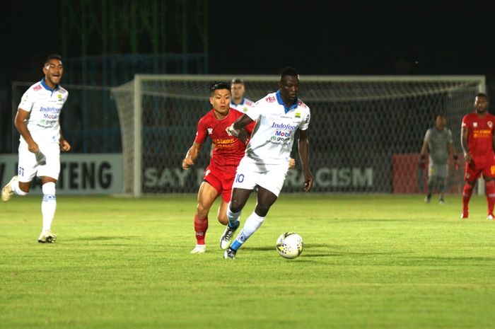 Penyerang Persib Bandung, Ezechiel N'Douassel (ketiga dari kanan), dibayangi pemain Kalteng Putra, Takuya Matsunaga (kedua dari kiri), dalam lanjutan Liga 1 2019 di Stadion Tuah Pahoe, Palangkaraya, Jumat (1/11/2019).