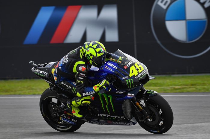 Pembalap Monster Energy Yamaha, Valentino Rossi, saat menjalani sesi latihan bebas MotoGP Malaysia di Sirkuit Sepang, Malaysia