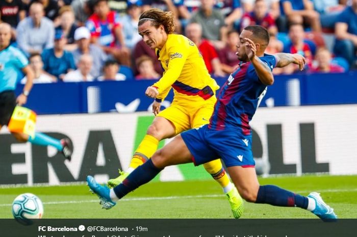 Aksi Antoine Griezmann saat melepaskan tembakan kaki kanan yang dihalau bek Levante, Ruben Vezo dalam pertandingan  pekan ke-11 Liga Spanyol, Sabtu (2/11/2019).