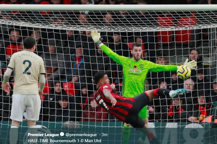 Aksi striker Bournemouth, Joshua King, yang mencetak gol ke gawang Manchester United pada pertandingan pekan ke-11 Liga Inggris, Sabtu (2/11/2019).