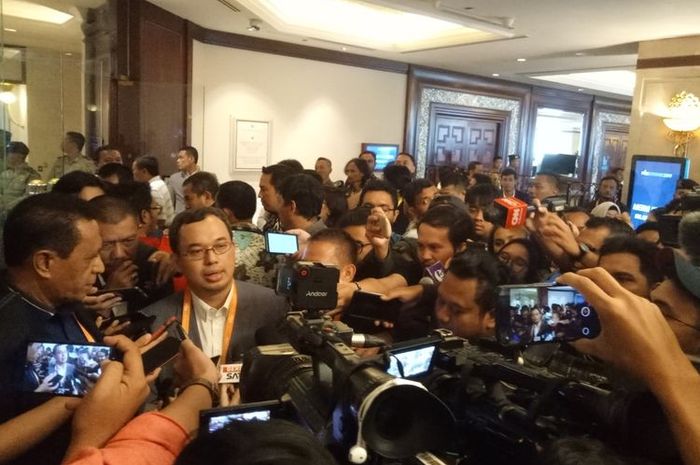 Enam calon ketua umum PSSI saat menyampaikan keterangan pers pada media mengenai pengunduran diru mereka dari Kongres Luar Biasa PSSI yang digelar di Jakarta, Sabtu (2/11/2019). Keenamnya adalah Aven Hinelo, Benny Erwin, Fary Djemy Francis, Sarman, Vijaya Fitriyasa, dan Yesayas.