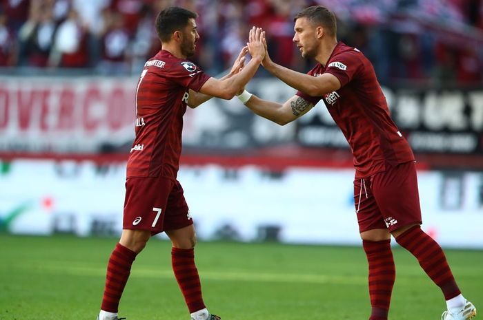 Lukas Podolski (kanan) saat menggantikan David Villa saat timnya, Vissel Kobe menjamu Velgalta Sendai pada pekan ke-30 Liga 1 2019 di Stadion Noevir, 2 November 2019.