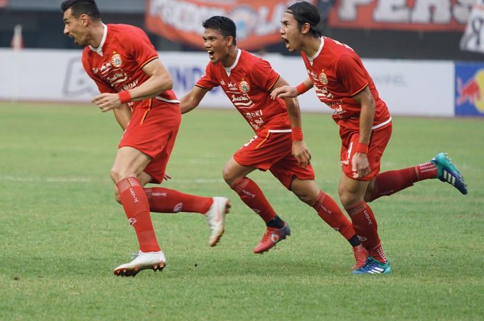 Bek Asing Persija, Alexandre Luiz Reame alias Xandao (kiri), merayakan gol yang dicetaknya ke gawang Tira-Persikabo pada laga pekan ke-26 Liga 1 2019 di Stadion Patriot Chandrabhaga, Kota Bekasi pada Minggu (3/11/2019).