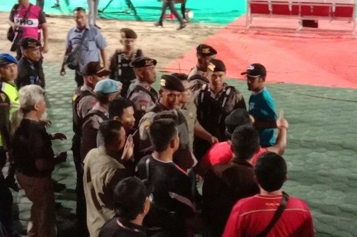 Situasi panas saat Gubernur Kalteng, Sugianto Sabran (kaos merah tengah) protes sikap wasit yang dinilai tidak bijaksana terhadap pemain Kalteng Putra. 