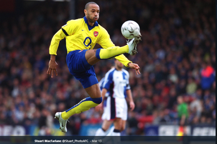 Thierry Henry saat masih berseragam Arsenal.