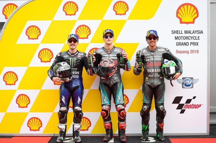 Dari kiri ke kanan, Maverick Vinales (Monster Energy Yamaha), Fabio Quartararo (Petronas Yamaha SRT), dan Franco Morbidelli (Petronas Yamaha SRT) berpose setelah kualifikasi MotoGP Malaysia di Sirkuit Sepang, Sabtu (3/11/2019).