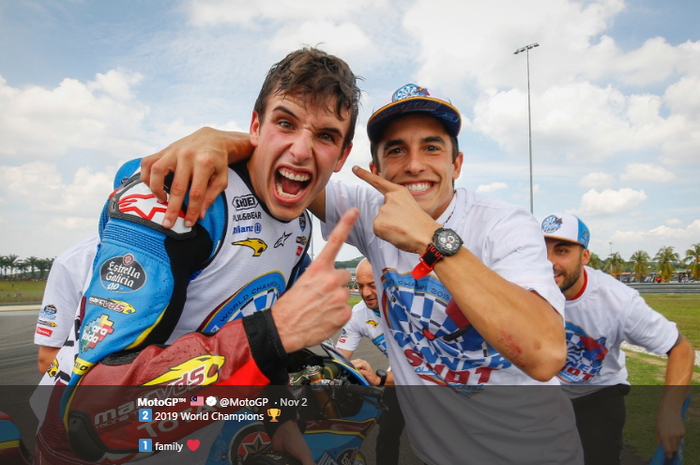 Ekspresi Alex Marquez (kiri) saat berhasil menyegel gelar juara dunia MotoGP di Sirkuit Sepang, Malaysia, Minggu (3/11/2019)