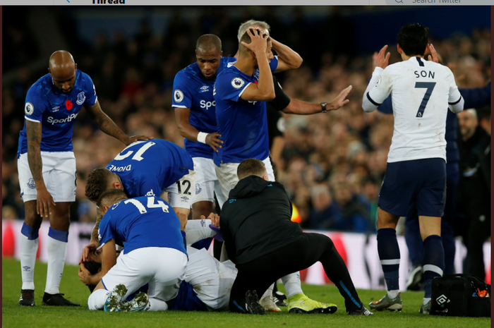 Gelandang Everton, Andre Gomes, mengalami cedera dalam laga melawan Tottenham Hotspur, Minggu (3/11/2019) di Goodison Park.