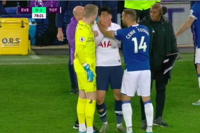 Pemain Tottenham Hotspur, Son Heung-min, menangis setelah terlibat dalam insiden yang mengakibatkan patahnya engkel gelandang Everton, Andre Gomes, Minggu (3/11/2019).