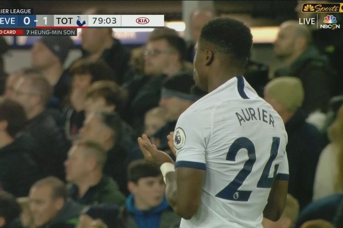 Serge Aurier berdoa usai terlibat  insiden tekel horor dengan Andre Gomes, pada laga Everton Vs Spurs, Minggu (3/11/2019).