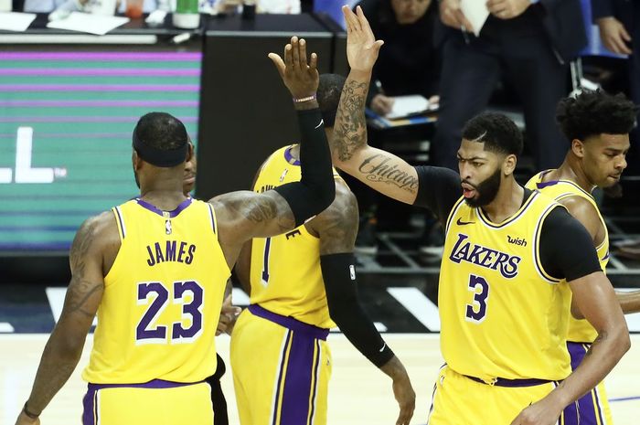 Dua pebasket bintang Los Angeles Lakers, LeBron James dan Anthony Davis, melakukan tos pada laga NBA 2019-2020.