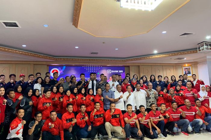 Menteri Pemuda dan Olahraga RI, Zainudin Amali, berfoto bersama para atlet cabor berprestasi di Kantor Kemenpora, Jakarta, Selasa (3/11/2019).